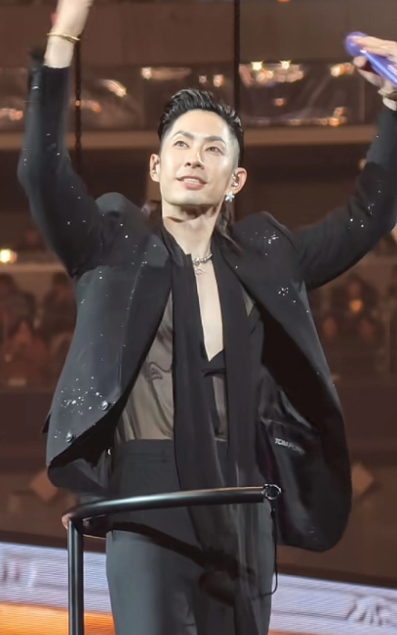 吴建豪他真的好争气好自律，法拉利老了还是法拉利。