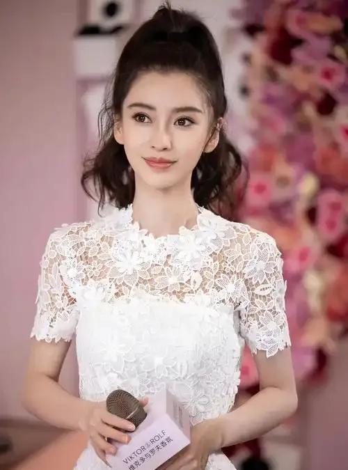 离婚三年后，杨颖事业再陷“怪圈”。曾借黄晓明光环跻身“流量女神”，但演技短板始终