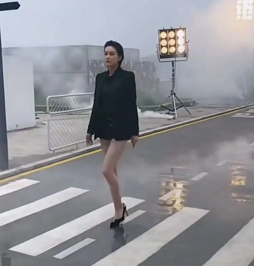 张馨予雨中漫步，只要够辣就不怕冷
