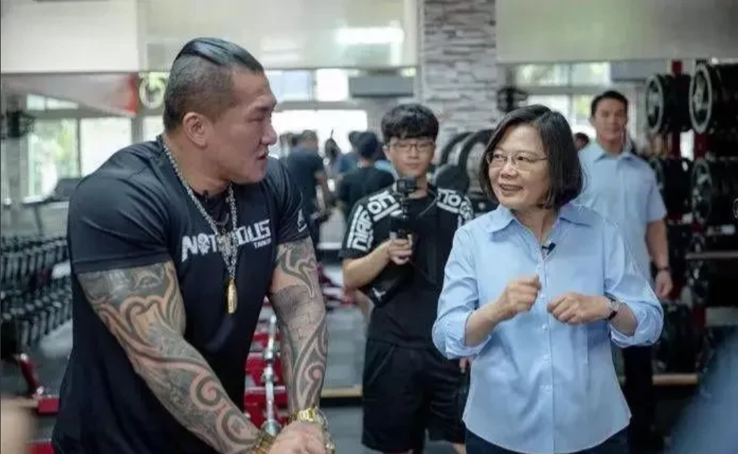 《台湾网红馆长陈之汉大陆行》

这位46岁的台湾前海军陆战队中士，以"敢说敢骂"