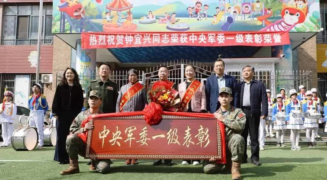 了不起！泰和县钟宜兴获得中央军委一级表彰！
钟宜兴是现役军人，是江西省泰和县人