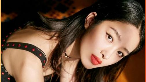 32岁杨采钰孕肚高挺街头被偶遇，穿拖鞋戴棒球帽松弛感十足，与老公十指相扣好甜蜜