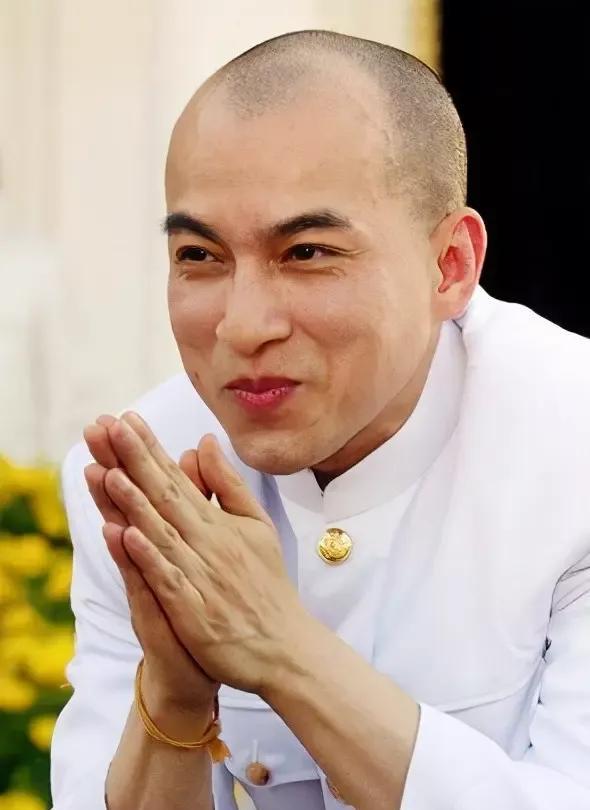 这是西哈莫尼国王2004年的相片，那年他51岁。可是从外表上根本看不出来是一个老
