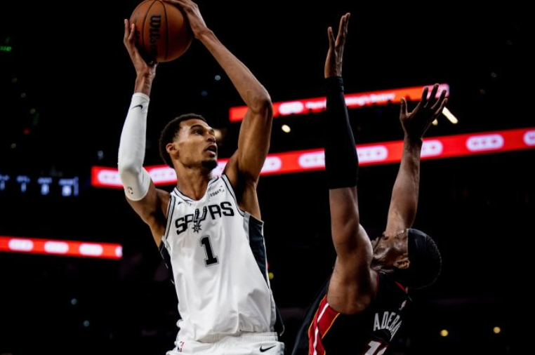 MVP争夺战再添新巨头！文班亚马27+18+5帽统治攻防，5连胜马刺让联盟颤抖