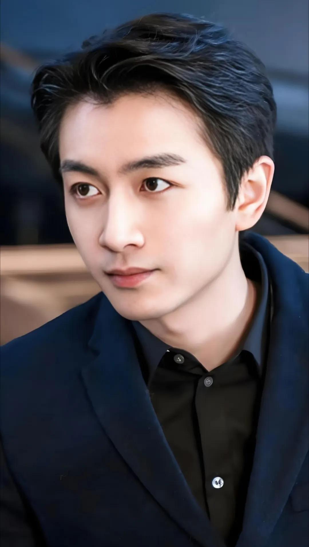 以前只知道陈晓是一个离了婚，又帅气的男演员。
现在才发现，他不仅是个好演员，还是