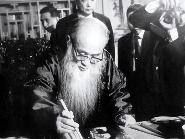 1922年，15岁的黄凝素与张大千结婚，相伴25年生了8个孩子。没想到，就在她把