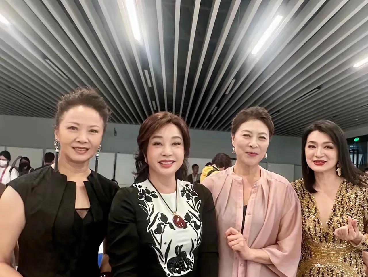 四位女明星，一眼认出了，刘晓青，别说在四位中间，刘晓庆还是很漂亮的，其她三位你认
