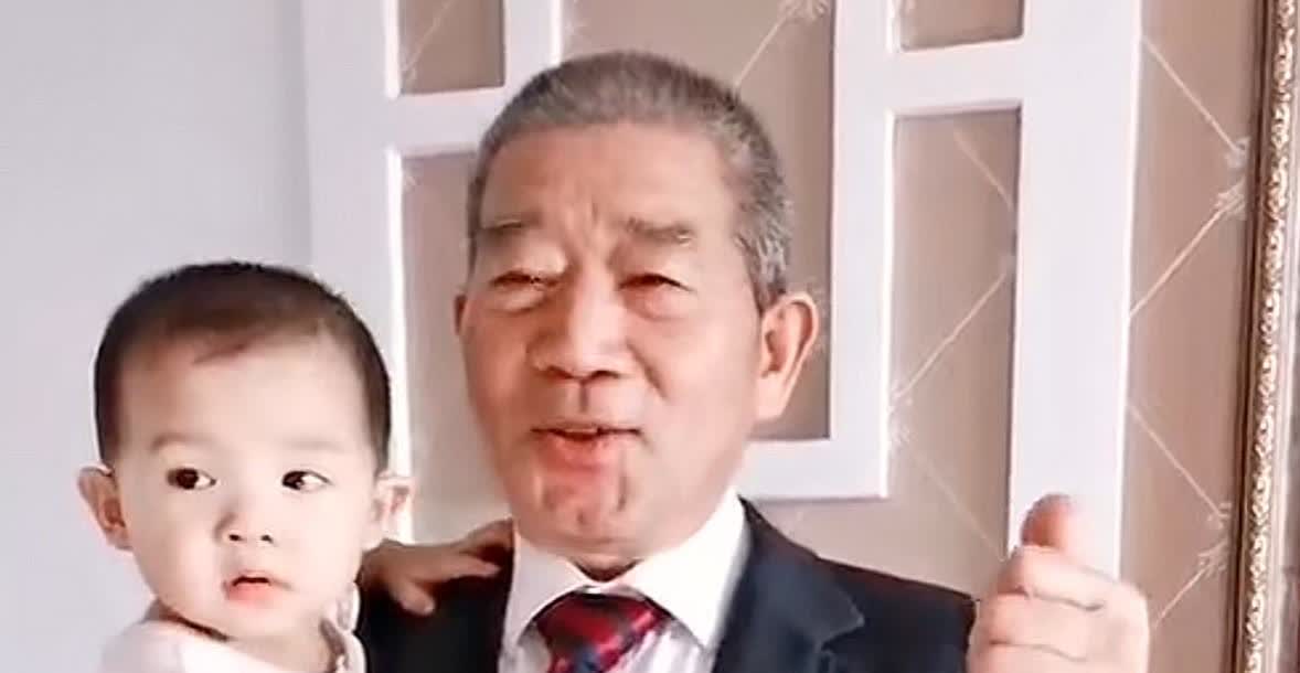 黄维平为自证身份，晒出了自己的律师执照。

声称自己是律师，现在74岁也一直