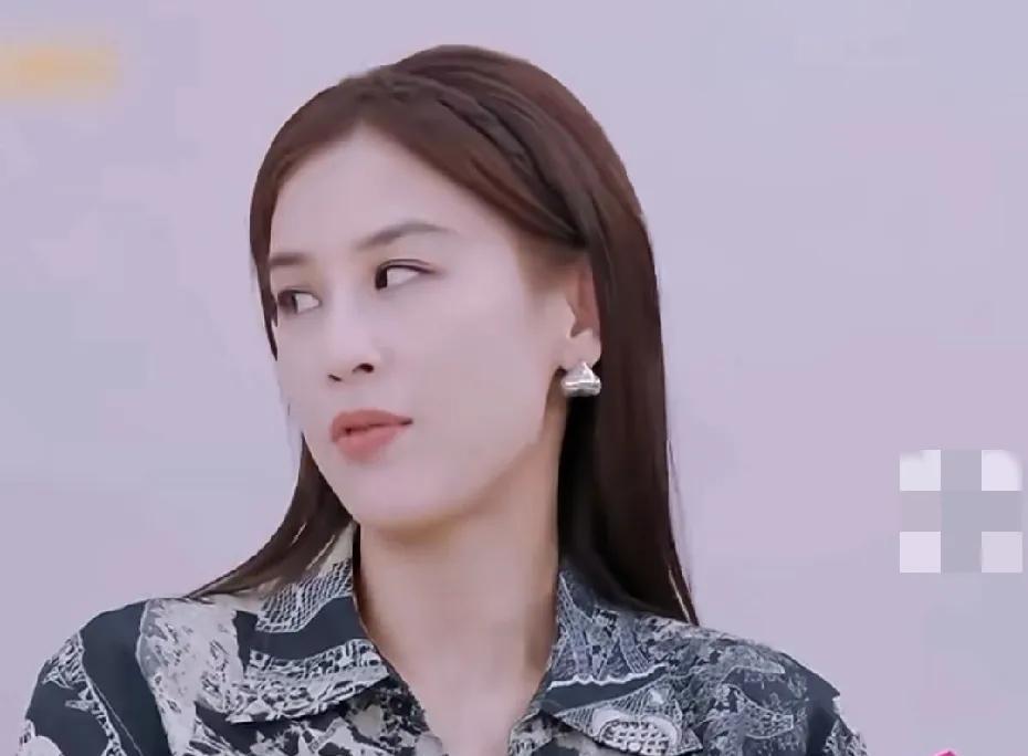 黄圣依这个爱好很豪气
节目上黄圣依说自己很爱买房子，回忆说小时候家里没属于自己的
