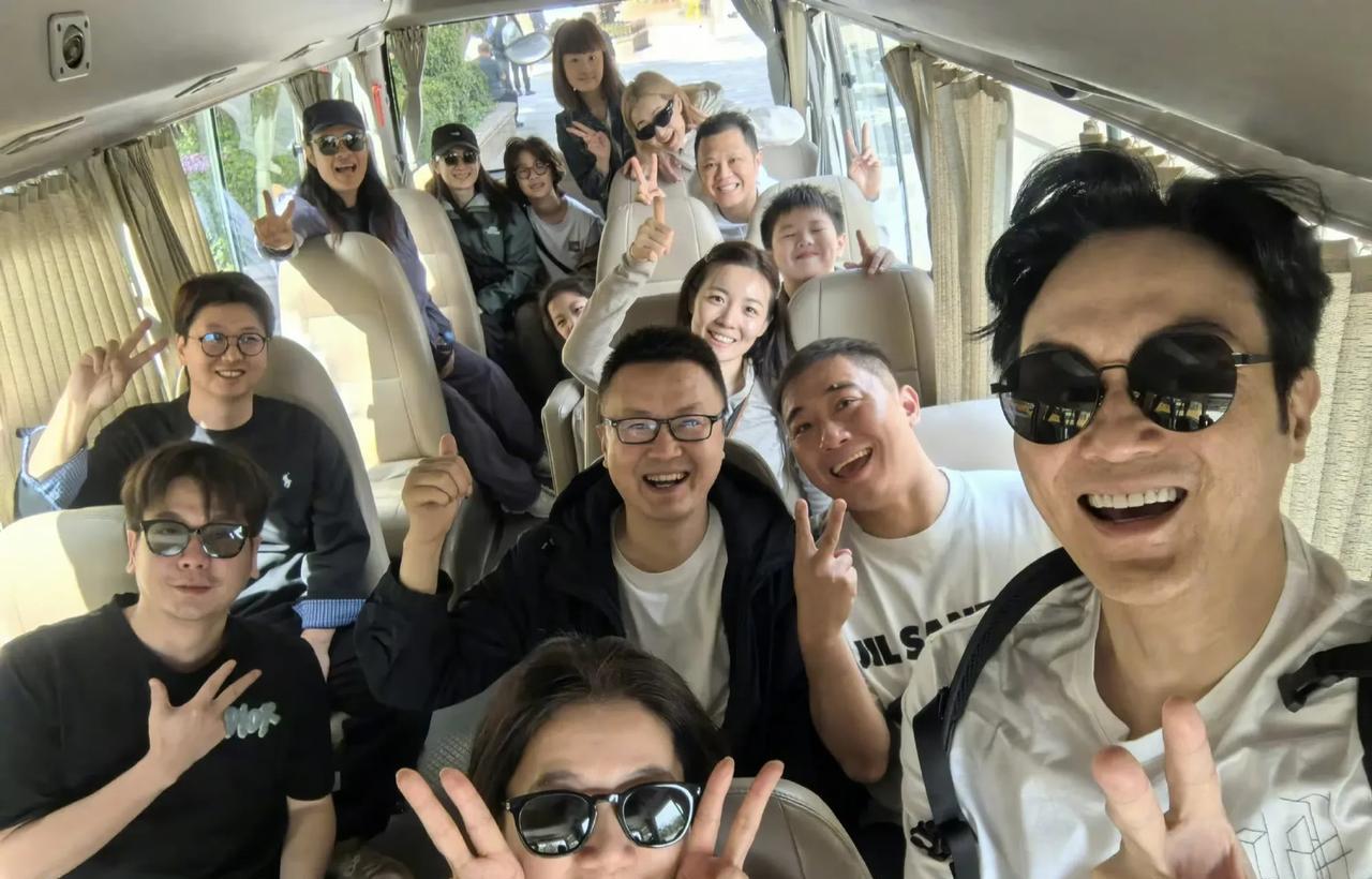 张智霖袁咏仪夫妻俩又去普陀山拜佛了，感觉他们的拜佛队伍越来越大了。
这是夫妻俩连