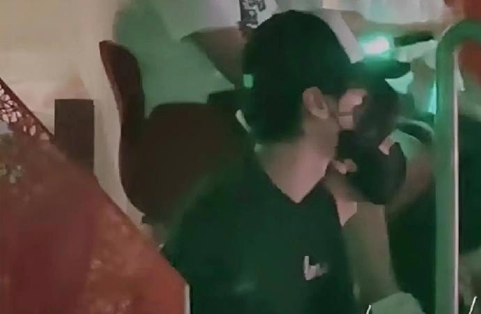近日，王源演唱会现场出现了一幕温馨场景，王源与昔日队友张真源及严浩翔不期而遇，引