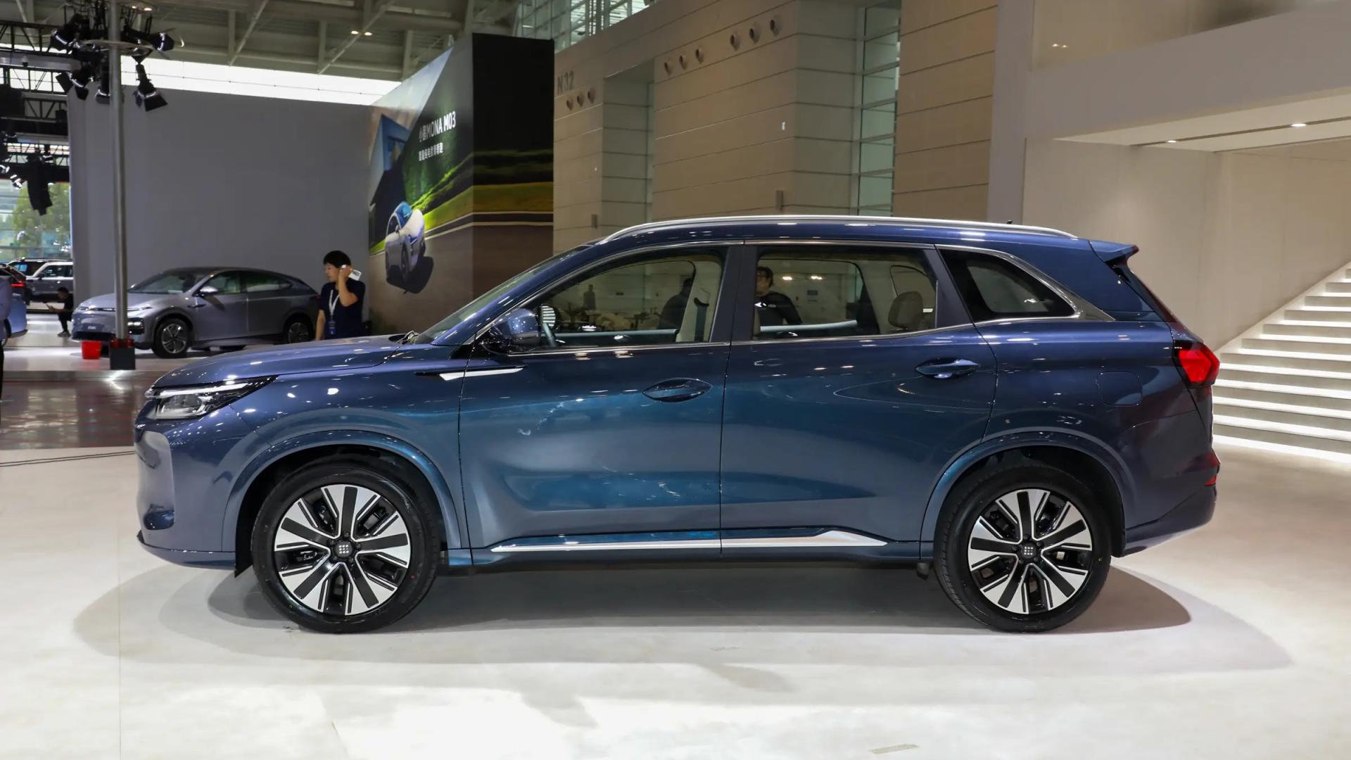 买不起问界没关系，这车配华为座舱+大7座，续航1300km，才7.98万