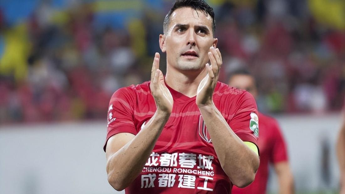 中超抢人大战悄然拉开序幕，国安锁定茹子楠，海港打算挖角周定洋