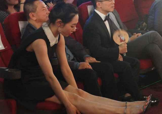 白百何这里是在干嘛，活动现场直接把两只腿抬起来伸得那么高，状态是真放松啊，跟在家
