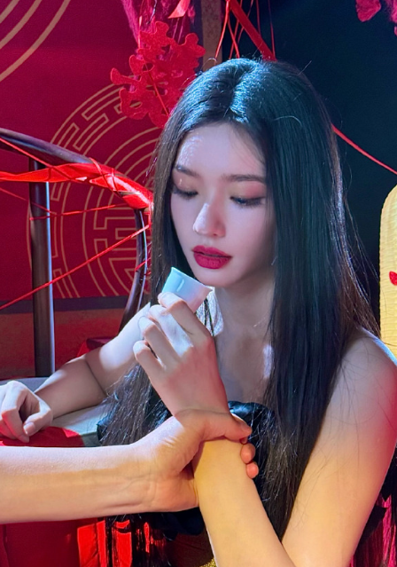 林允的婚礼红装造型，真有点意思！