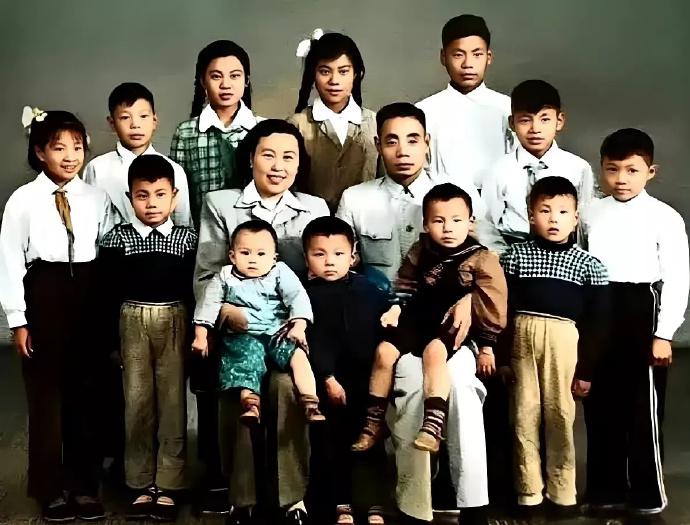 吴信泉将军携夫人俞慧如及子女们在一起，合影留念，永恒的回忆！