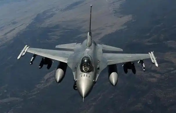 【前线附近再次发现乌克兰的F-16】
4月13日，LIFE报道，在乌克兰靠近战斗