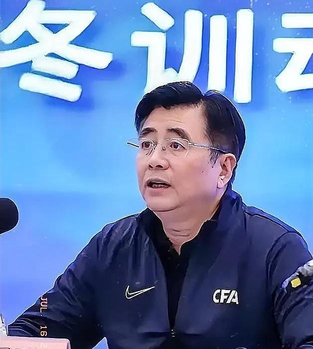 球迷的怒火，终于烧到了赞助商身上。
这不再是简单的抱怨，而是一场忍无可忍后的集体