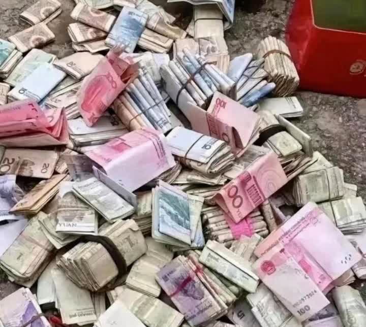 一位93岁的五保户老人离世了，工作人员在她居住的地方发现了一个铁盒，里面装满了钱