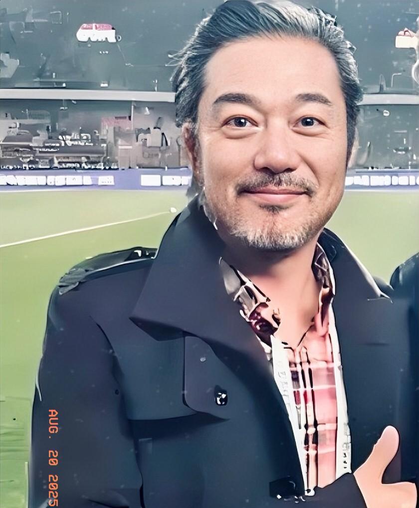 如果说中国足坛里有让人觉得惋惜的球员，我认为邓乐军可以算是其中一个。
身体素质并