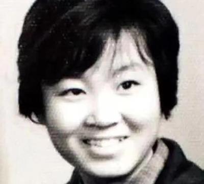 1977年，陕北一女知青考上大学，临走前将自己的贴身玉佩送给农民郭明亮，眼含热泪