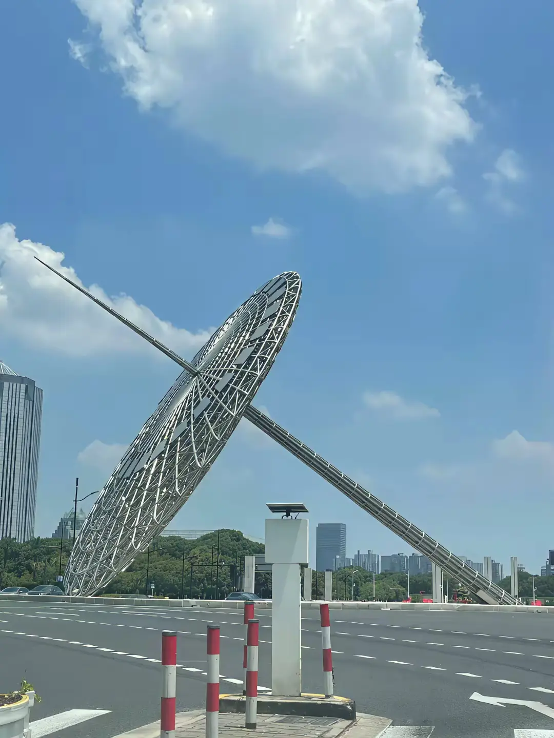 上海浦东世纪大道旁边看到的，为什么倒掉了，这么多年还没有把它扶起来？
