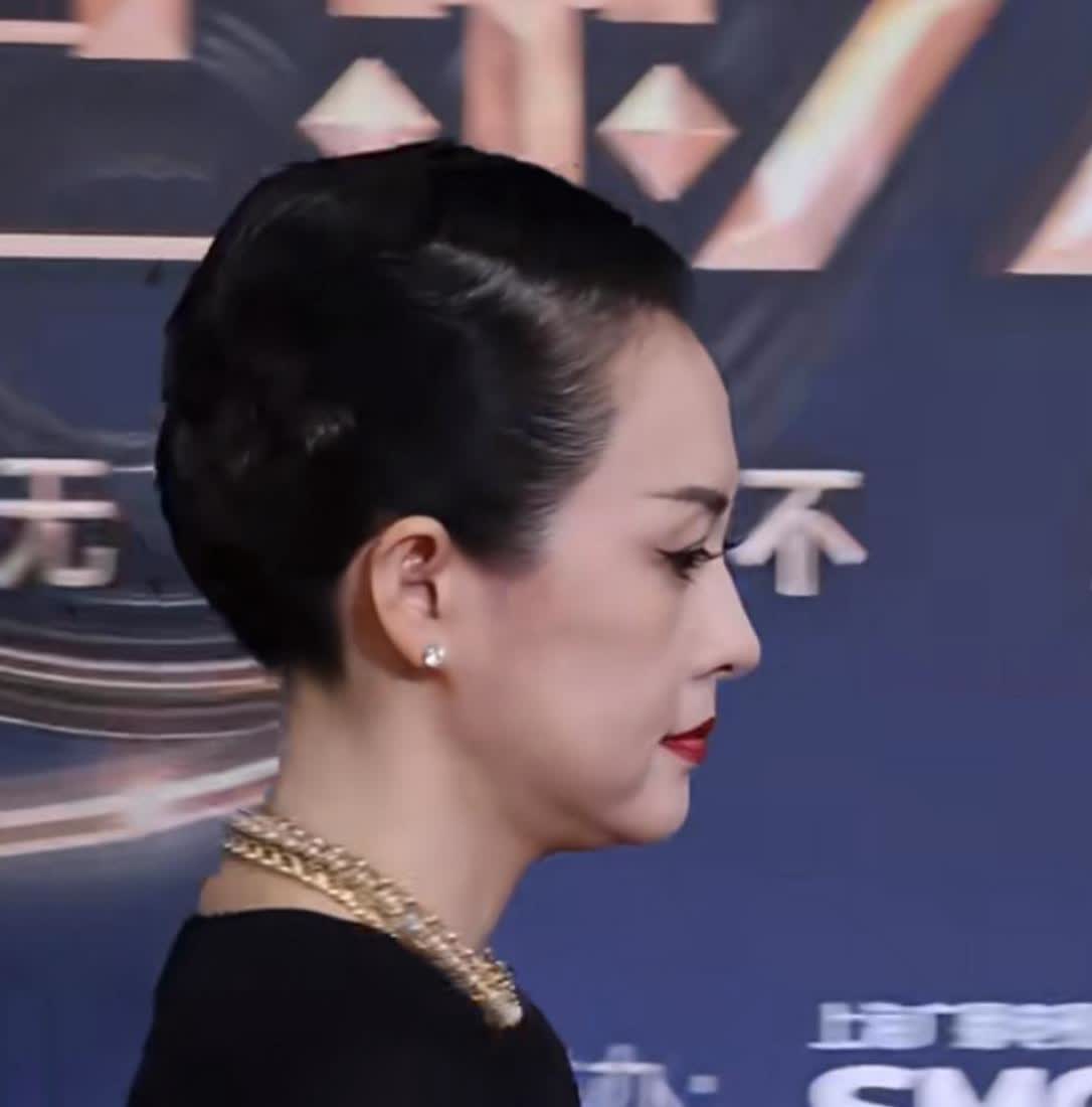 章子怡怎么也想不到，
一张侧颜照，让大家直呼：
“这是倪萍阿姨吧？”

