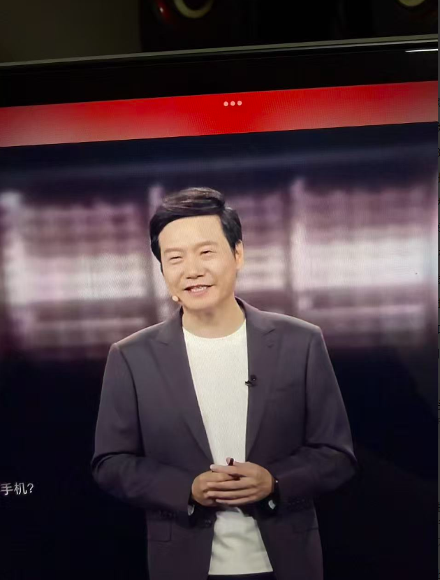 雷军这头发有点太假了，年过五十就算天赋异禀，这发量也很夸张了，而且还没有白头发，