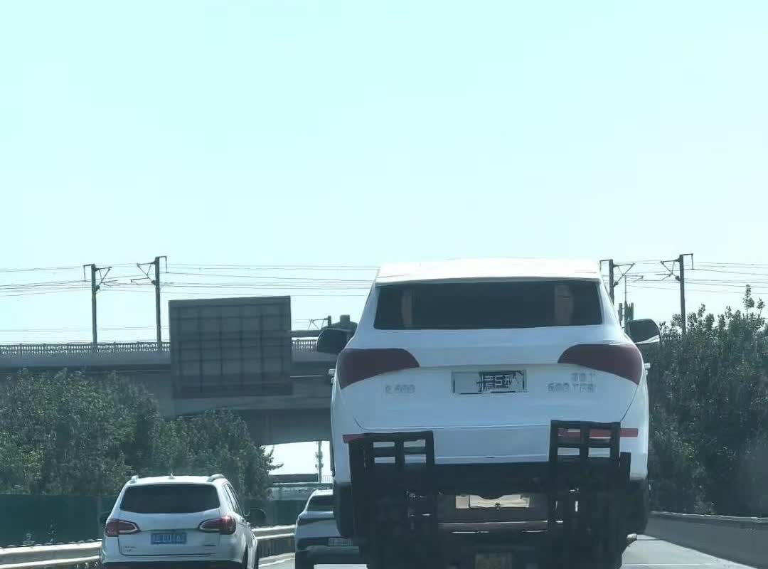 奥迪不装了，掀桌了
Q5巨型纯电SUV…