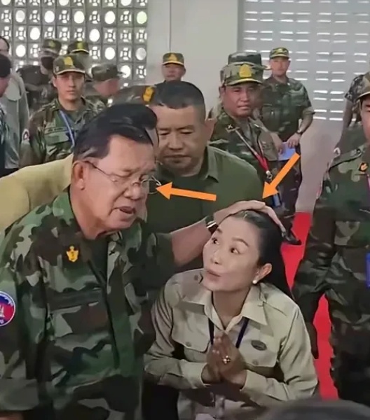 洪森视察部队时对汇报工作的漂亮女下属的这行为引起网友热议。



其实，每个国家