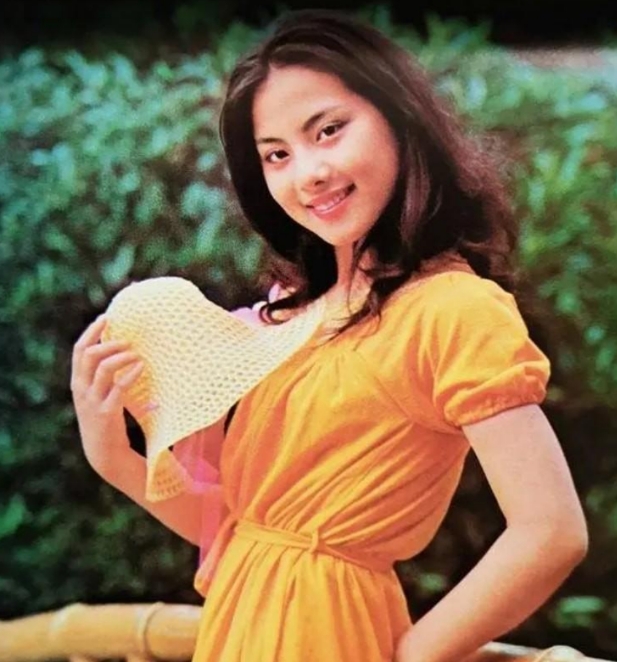 1995年，28岁的乐韵纵身一跃，从13楼窗台跳了下来。临死之前，母亲一遍又一遍