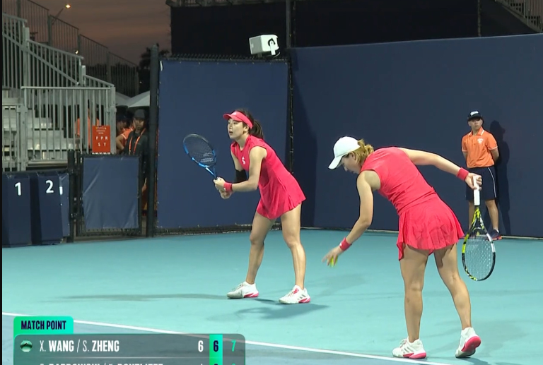 北京时间2月23日，WTA1000迈阿密站双打首轮，中国金花组合王欣瑜/郑赛赛以