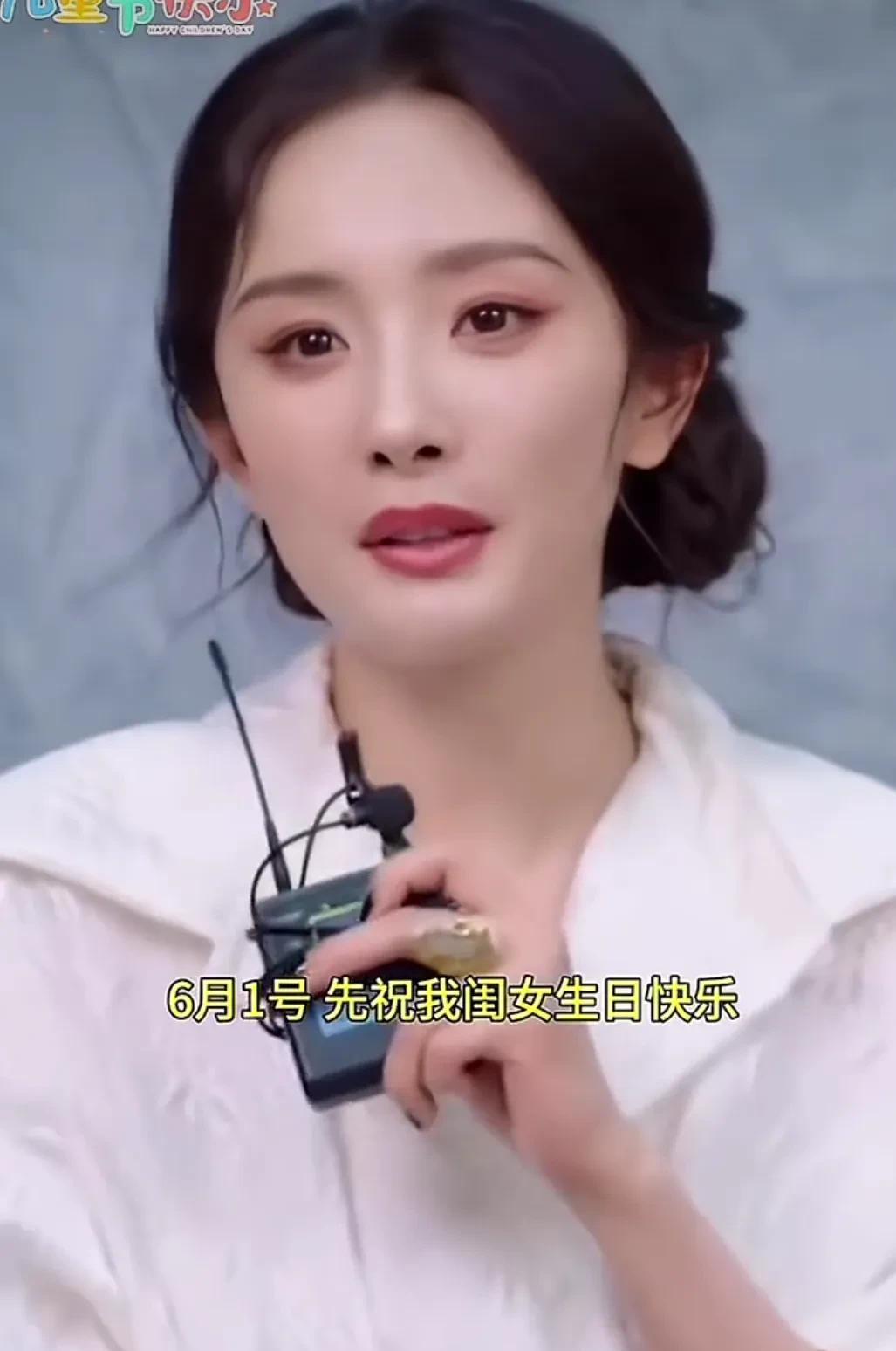 谢依霖也体验了“真香”时刻！在节目中，她提到杨幂私下里非常喜欢分享小糯米的事，后