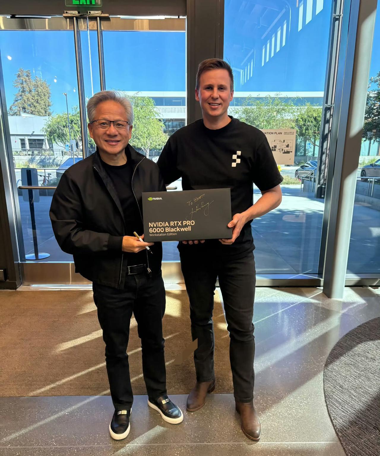 近日，黄仁勋亲自各给客户送英伟达RTX PRO 6000 Blackwell旗舰
