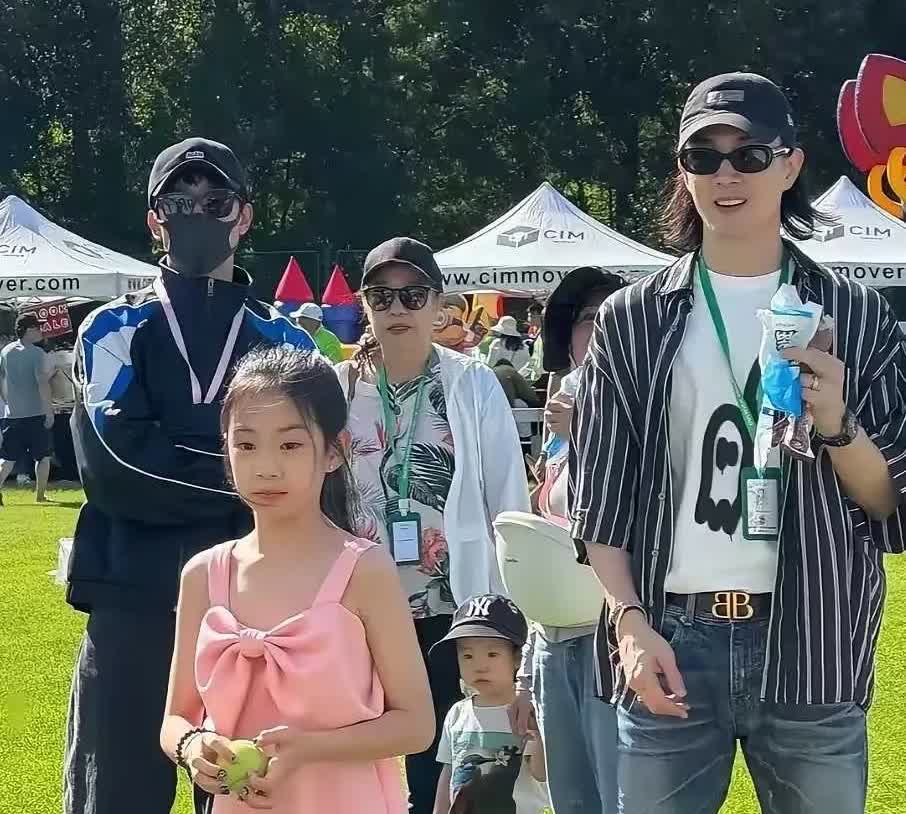 戚薇这女儿，怎么还变样子了，小时候像戚薇，长大了像李承铉。这孩子长大会比父母样貌