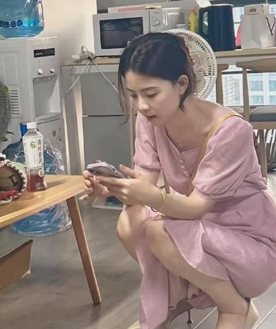 很喜欢这位同事却不敢表白，因为她有老公，而我也有