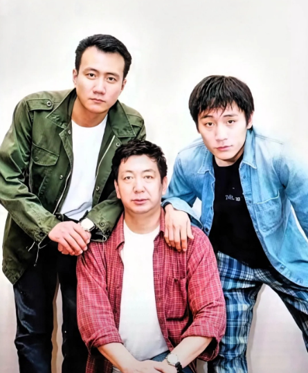 仔细看，那时的胡军高大修伟，气宇不凡！右边的刘烨明星范儿十足！而坐在前面的是谁？