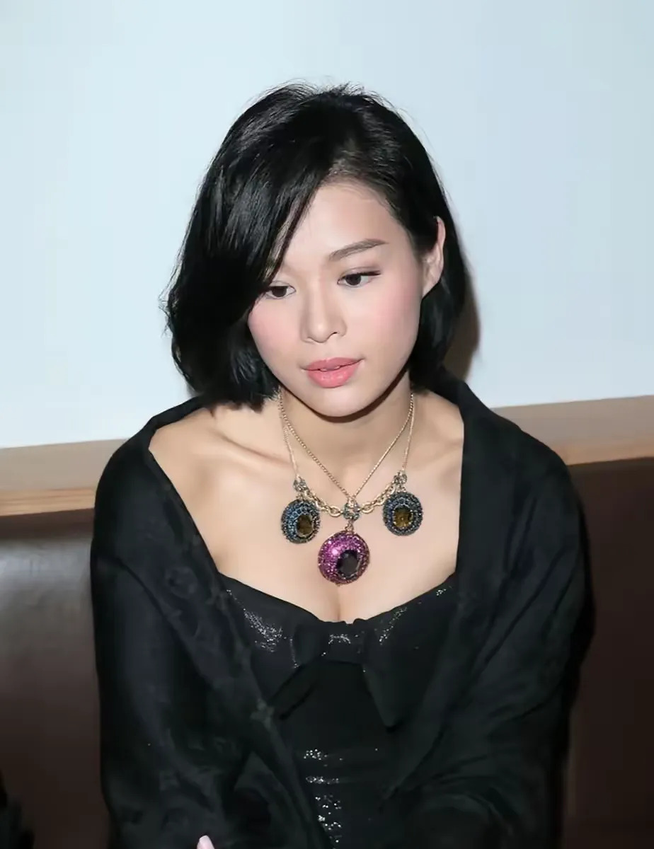 胡杏儿老公夜店事件











我的天哪！胡杏儿老公竟然被拍到在夜店和