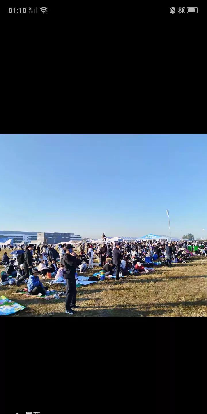 长春航空展第三天，场馆内外观看的人群依旧火爆啊！距离航展表演开始还有一个小时，此