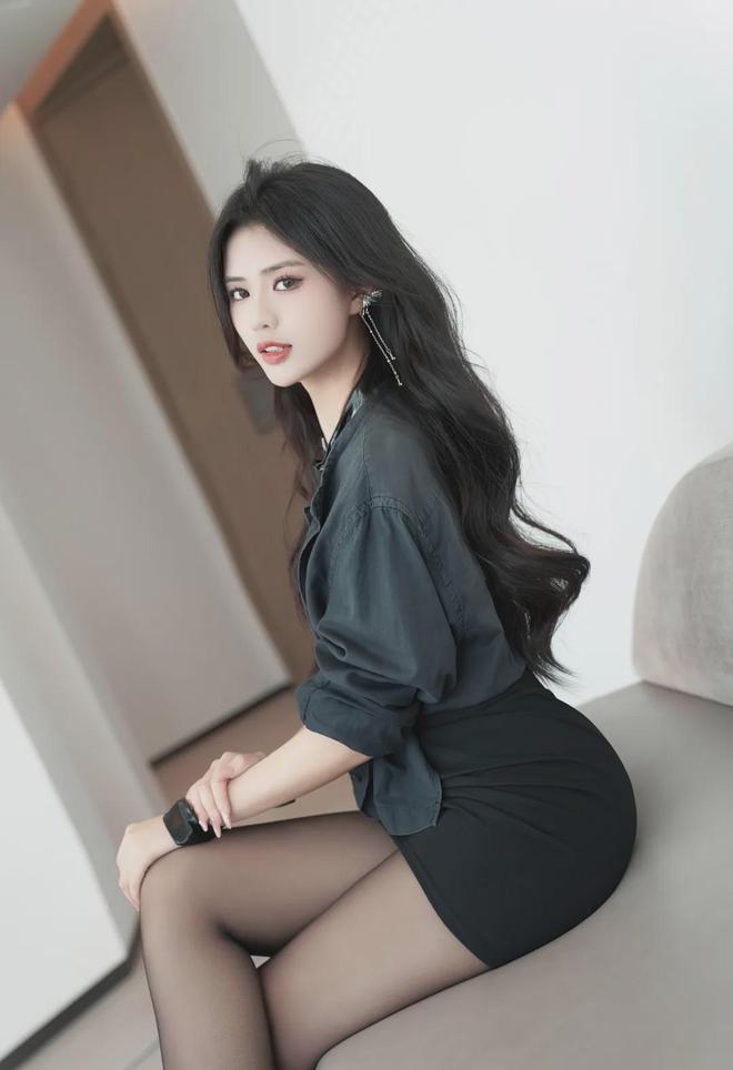 笑话：苏二在床上逗儿子玩：“妈妈要是和你奶奶吵架了，你帮谁呀？”，

儿子：“你