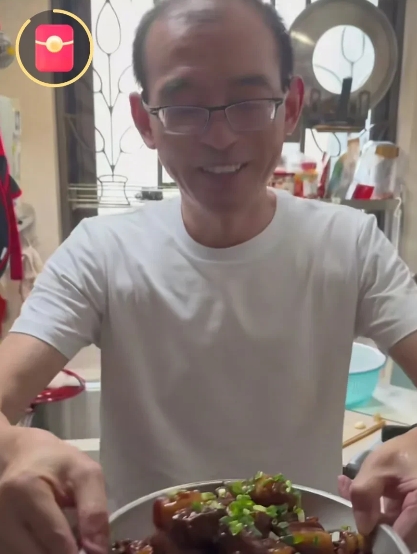 谢浩男魅力真的好大啊！两次视频就成功帮爸爸扭转乾坤，
时隔一个半月谢浩男爸爸终于