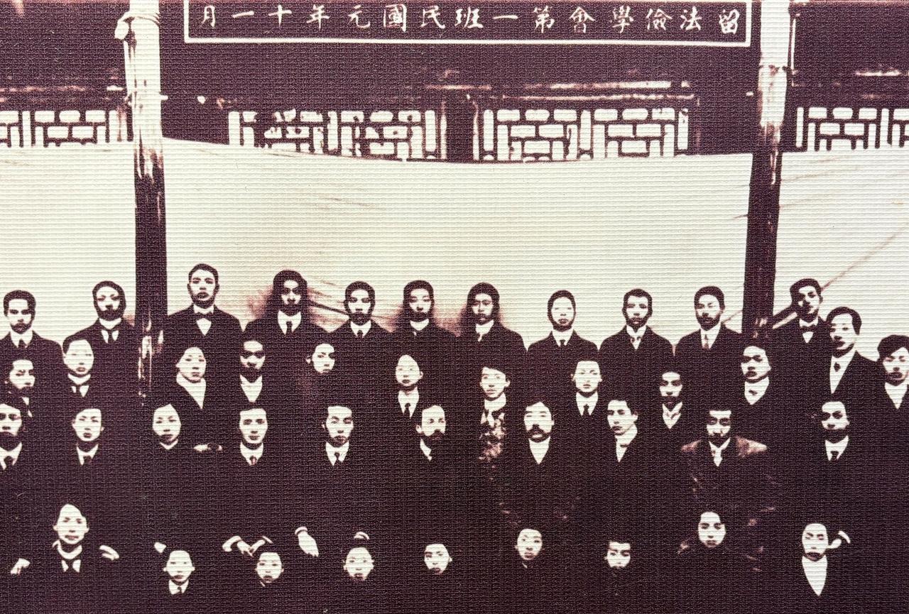 1912年11月第一班（第一批）勤工俭学生留法前在北京燕喜堂聚餐后合影