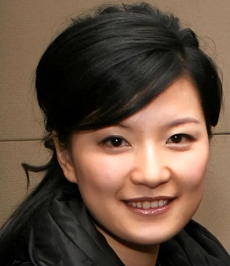 一顿饭砸了金饭碗！东方卫视当家花旦从春晚C位跌到查无此人，这事儿你敢信？四年前那