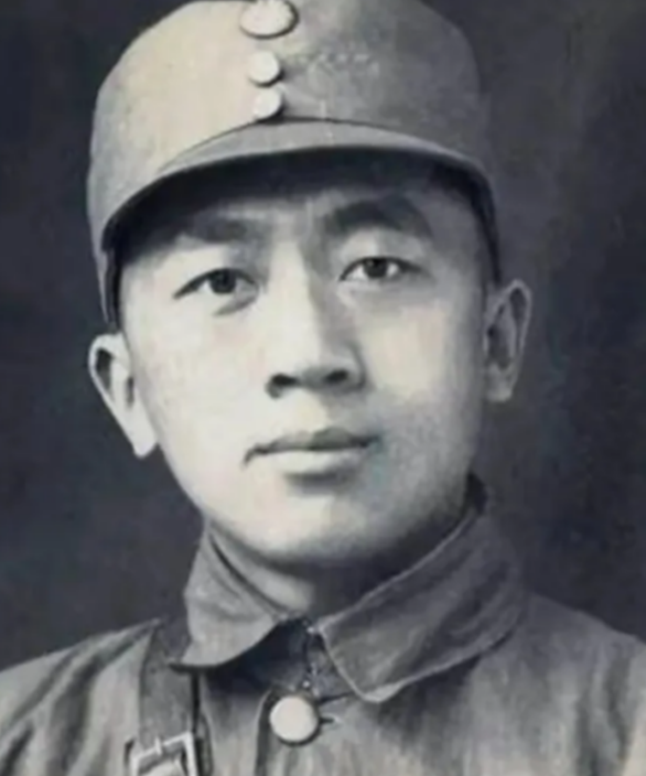 1942年，警卫递给粟裕一包烟，没想到粟裕看到烟盒和里面的字顿时脸色大变，并命令
