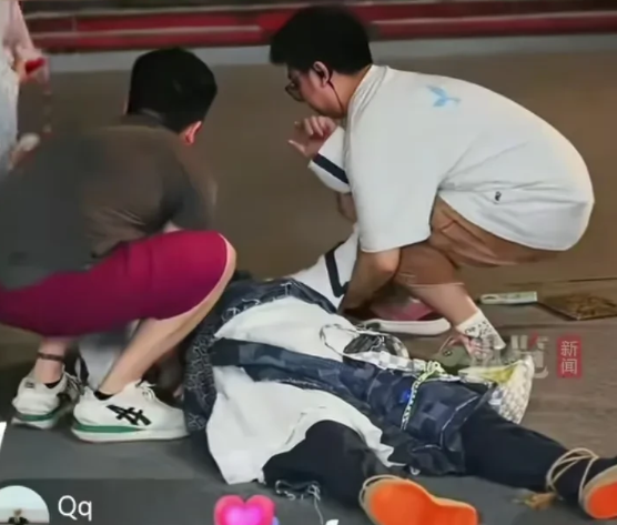 马景涛直播间晕倒，后脑重重摔在地上，现场混乱紧急停播！

马景涛塑造了太多的经典