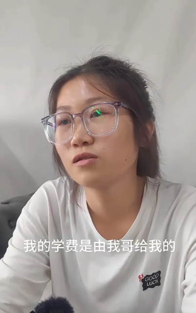 这次“扁担女孩”刘燕露面接受新华社采访。

采访中，她讲解了自己一家人的经济来源