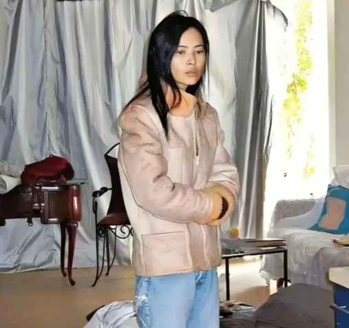 蓝洁瑛这时候已经生病了，看她家里到处乱糟糟的，人也是不修边幅