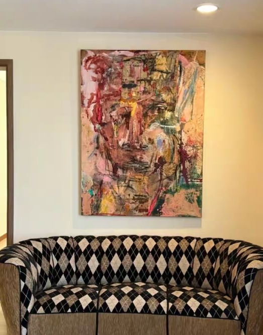 朱珠布置北京二环的家，买了新沙发挂了画，被指还是不显档次 ​​​
