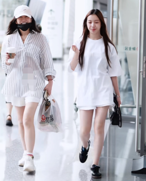 网友机场偶遇小燕子和她女儿小四月。 两个人有说有笑的，很是开心