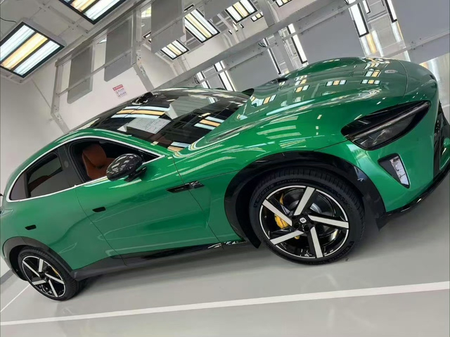 这是小米YU7
这个绿过于眨眼了吧！墨绿色都比这个好看吧